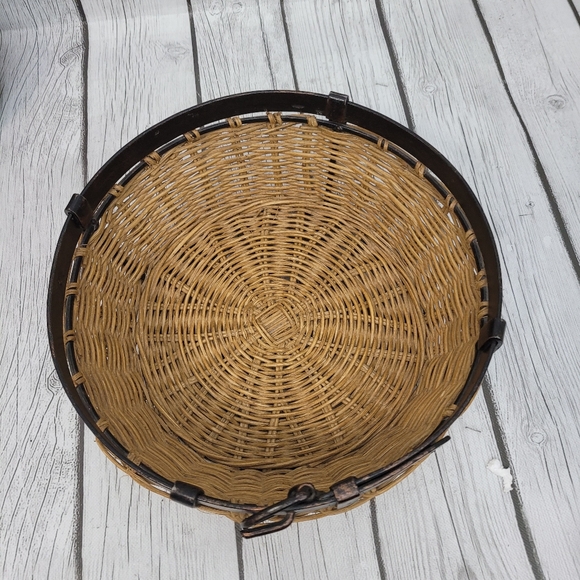 Vintage Round Wicker Basket With Bronze Metal Belt Buckle And Metal Base Trim - Picture 7 of 10